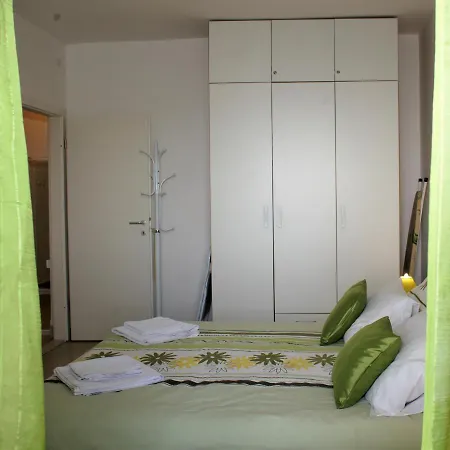 Ivy 2 Apartment *